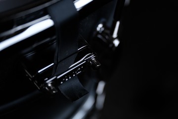 Schlagzeug Trommel snare drum dunkel schwarz professionell Bühne Musik Instrument Fell Spannbock Detail makro close up Nahaufnahme