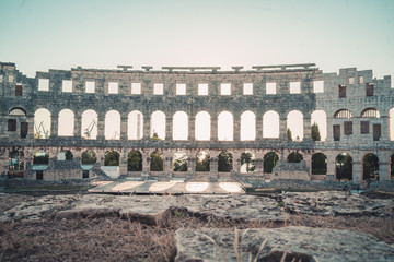 Kolosseum von Pula, Istrien, Kroatien, bei romantisch stimmungsvollem Sonnenuntergangs licht 