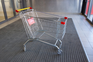 Empty shopping cart at the entrance to the supermarket © Victoria
