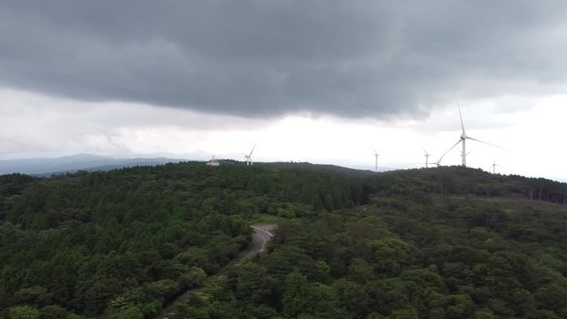【空撮】曇天の青山高原の風車
