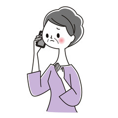 心配しながらスマホで電話をかけるシニア女性