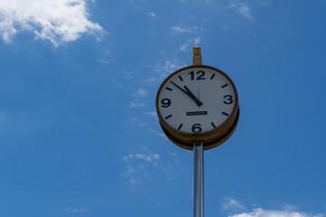 青空の下のアナログ時計