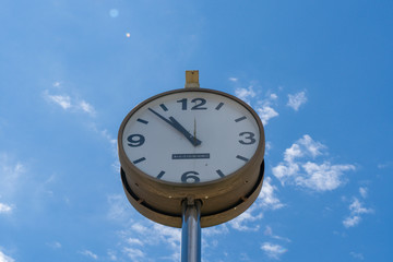 青空の下のアナログ時計