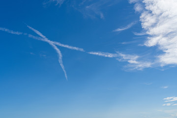 青空と交差する飛行機雲