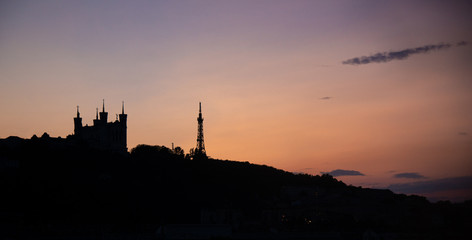 Lyon, reconnaissable grâce aux silhouettes de la basilique de Fourvière et la tour métallique