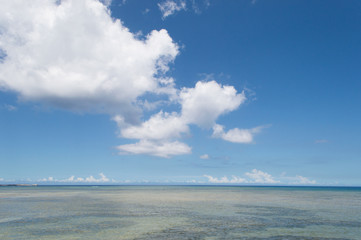 Obraz premium 快晴の青空に白い雲と遠浅の海岸