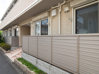 アパートのフェンス