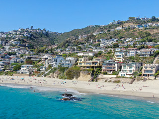 Obraz premium Aerial view of Laguna Beach coastline with tourist enjoying the summer day , Orange County, Southern California Coastline, USA
