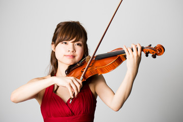 バイオリンを弾くドレス姿の女性