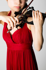 電子バイオリンを弾く女性