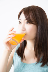 野菜ジュースを飲む女性