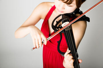 電子バイオリンを弾く女性