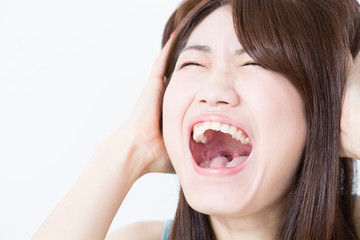 叫ぶ女性