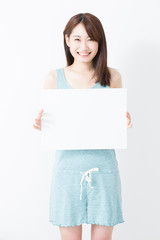 Naklejka premium メッセージボードを持つ女性