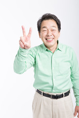 Fototapeta premium ピースをする男性