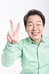 Naklejka premium ピースをする男性