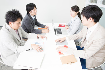 打ち合わせをするビジネスマンとＯＬ