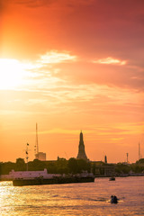 Fototapeta premium Wat Arun Ratchawararam Ratchawaramahawihan The Chao Phraya River, symbolizing the beauty of the world is one of the important landmarks. Beautifully decorated with art and architecture