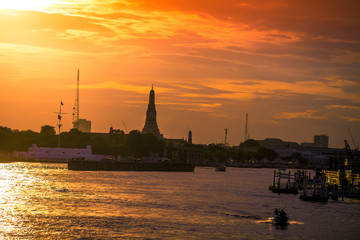 Naklejka premium Wat Arun Ratchawararam Ratchawaramahawihan The Chao Phraya River, symbolizing the beauty of the world is one of the important landmarks. Beautifully decorated with art and architecture
