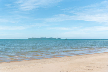 Fototapeta na wymiar tropical beach with blue sky and clouds in thailand