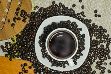 The coffee cup is freshly brewed with hot water, with a hot air and a pleasant aroma that is inviting to drink.