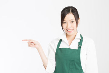 指差しをする女性店員