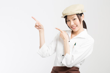 指差しをする女性店員