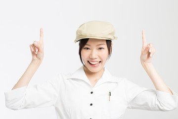 指差しをする女性店員