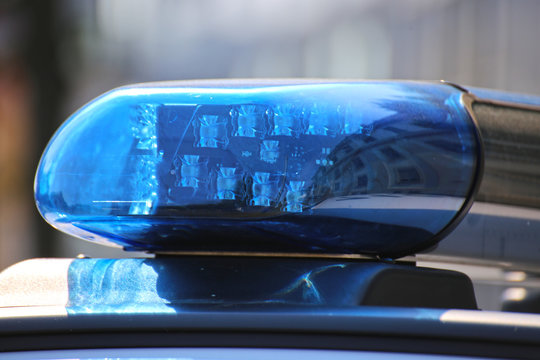 Symbolbild Polizeieinsatz: Nahaufnahme von einem Blaulicht an einem Polizeiauto