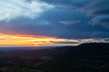 Magnifico panorama della pianura padana di Modena, Emilia Romagna, all'alba in estate, con spettacolari colori delle nuvole e del cielo