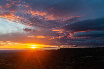 Magnifico panorama della pianura padana di Modena, Emilia Romagna, all'alba in estate, con spettacolari colori delle nuvole e del cielo