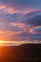 Magnifico panorama della pianura padana di Modena, Emilia Romagna, all'alba in estate, con spettacolari colori delle nuvole e del cielo