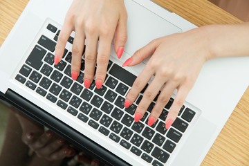 Fototapeta na wymiar パソコンを操作する女性の手元
