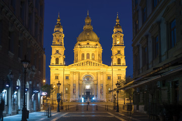 Fototapeta na wymiar St. Stephen basilica in Budapest by night