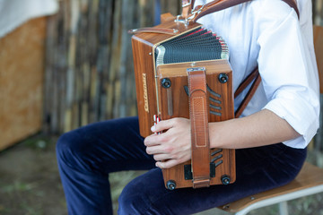 Musicista di strada suona la fisarmonica 