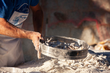 Preparazione di pesce fritto 