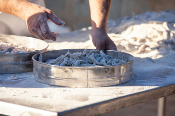 Preparazione di pesce fritto 