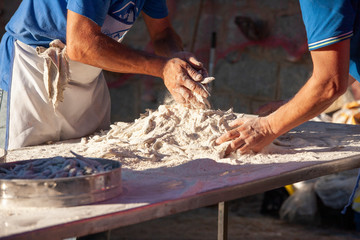Preparazione di pesce fritto 