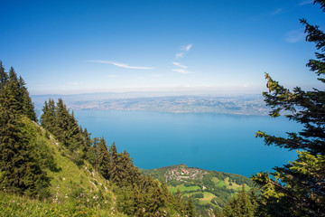 Fototapeta na wymiar Vue sur le Lac Léman et un village en escargot de Thollon-les-Mémises en Haute Savoie