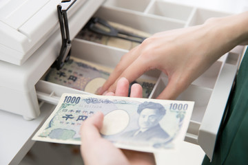 会計をする女性店員の手元