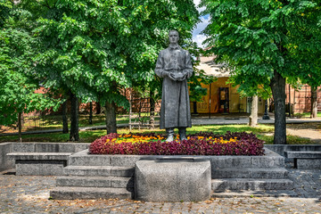 Obraz premium Kharkiv, Ukraine - July 20, 2020: Monument to Grigory Skovoroda in the Soborny (Cathedral) Public Garden in Kharkov. Statue of the famous Ukrainian philosopher Gregory Skovoroda (Hryhorii Skovoroda)