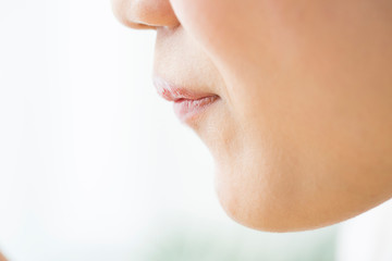 女性の口元