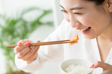 食事をする女性