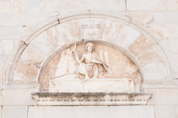 Bas-relief depicting the resurrection of Jesus on the facade of the cathedral of Pietrasanta.