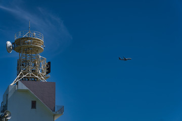 灯台と飛行機