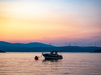 Boot allein im Meer an der Dämmerung. Sığacık - Türkei