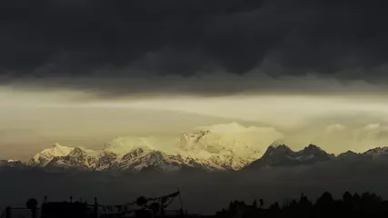 Foto op Plexiglas Kangchenjunga zonsondergang in de bergen, wolken boven de bergen, kangchenjunga bereik.