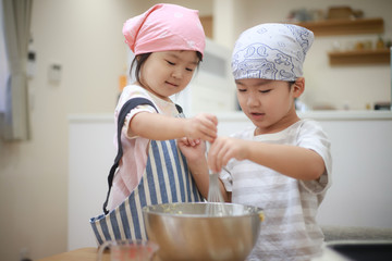 料理する子供たち