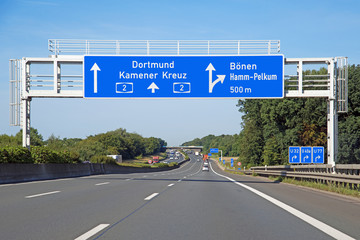 Verkehrstafel auf Autobahn 2 in Richtung Oberhausen
Ausfahrt Bönen, Hamm-Pelkum