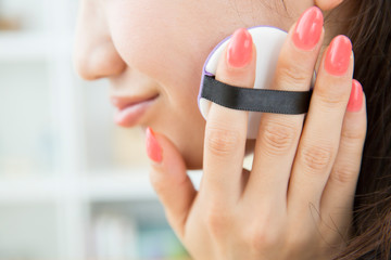 化粧をする女性